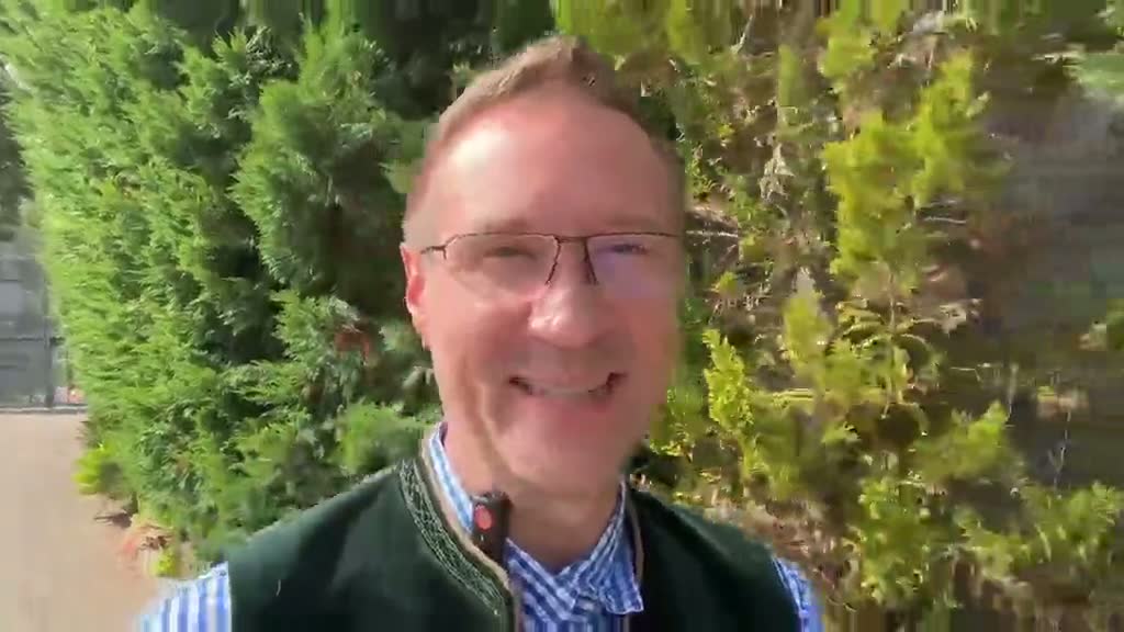 Der Veranstalter im Trachtenoutfit kündigt das Oktoberfest Madeira an